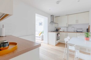 Basic Apartment | Private kitchen | Fridge, oven, stovetop, electric kettle - Homely 2BD Flat W/private Patio Near Maida Vale! (London)