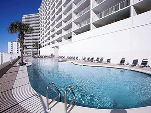 من حمّامات السباحة المغطاة، حمّام سباحة مُدفَّأ