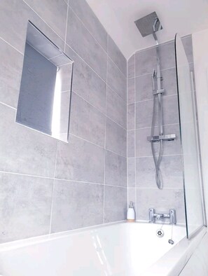 Combined shower/tub, deep soaking tub, hair dryer, towels