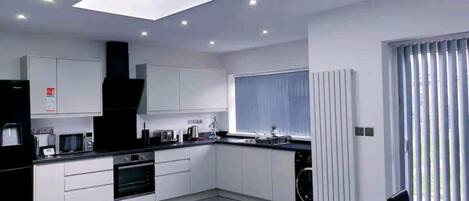 Kylskåp, mikrovågsugn, ugn och spishäll