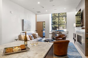 Lyxigt townhome | Vardagsrum | 50-tums smart-tv med kabelkanaler och eldstad