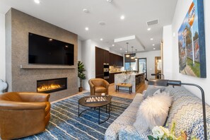 Lyxigt townhome | Vardagsrum | 50-tums smart-tv med kabelkanaler och eldstad