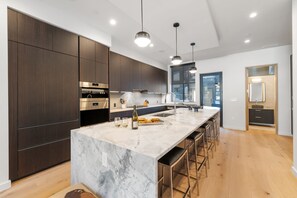 Lyxigt townhome | Eget kök | Kylskåp, mikrovågsugn, ugn och diskmaskin