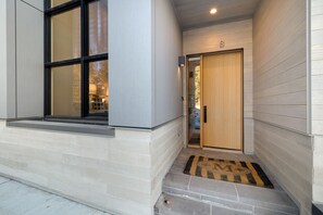 Lyxigt townhome | Vardagsrum | 50-tums smart-tv med kabelkanaler och eldstad