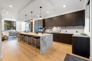 Townhouse Mewah | Dapur pribadi | Lemari es, microwave, oven, dan mesin pencuci piring