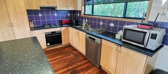 The Beachfront - 5 bedroom holiday home in Lake Cathie