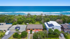 Exterior - The Beachfront - 5 bedroom holiday home in Lake Cathie (Lake Cathie)