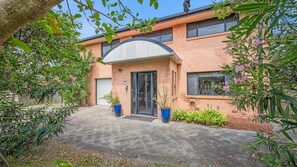 Exterior - The Beachfront - 5 bedroom holiday home in Lake Cathie (Lake Cathie)