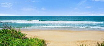The Beachfront - 5 bedroom holiday home in Lake Cathie