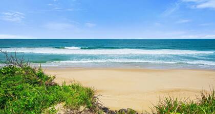The Beachfront - 5 bedroom holiday home in Lake Cathie