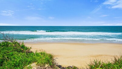 The Beachfront - 5 bedroom holiday home in Lake Cathie