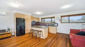 冷蔵庫、電子レンジ、オーブン、コンロ