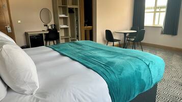 Habitación doble superior (luxury double) | Escritorio y tabla de planchar con plancha