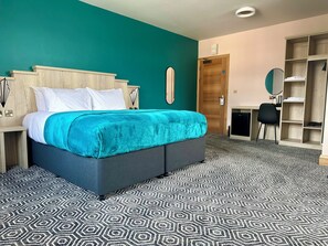 Superior-Doppelzimmer (luxury double) | Schreibtisch, Bügeleisen/Bügelbrett