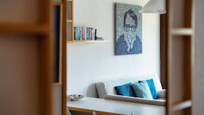 Una sala de estar moderna con un sofá, una mesita de centro y una estantería.