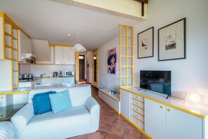 Apartment, Lake View | Living area