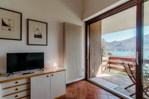 Leilighet, utsikt mot innsjø | Strykejern/-brett og wi-fi (inkludert)