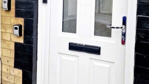 A white door with the number 6, a mail slot, and a doorbell. - Fantastic Home! Football Fans -5 min to Stadium (Liverpool)