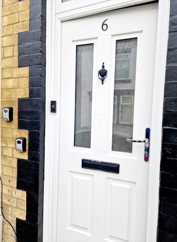 Exterior - Fantastic Home! Football Fans -5 min to Stadium (Liverpool)