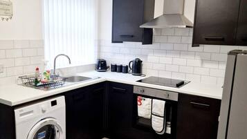 Basic House | Private kitchen | Fridge, microwave, oven, electric kettle