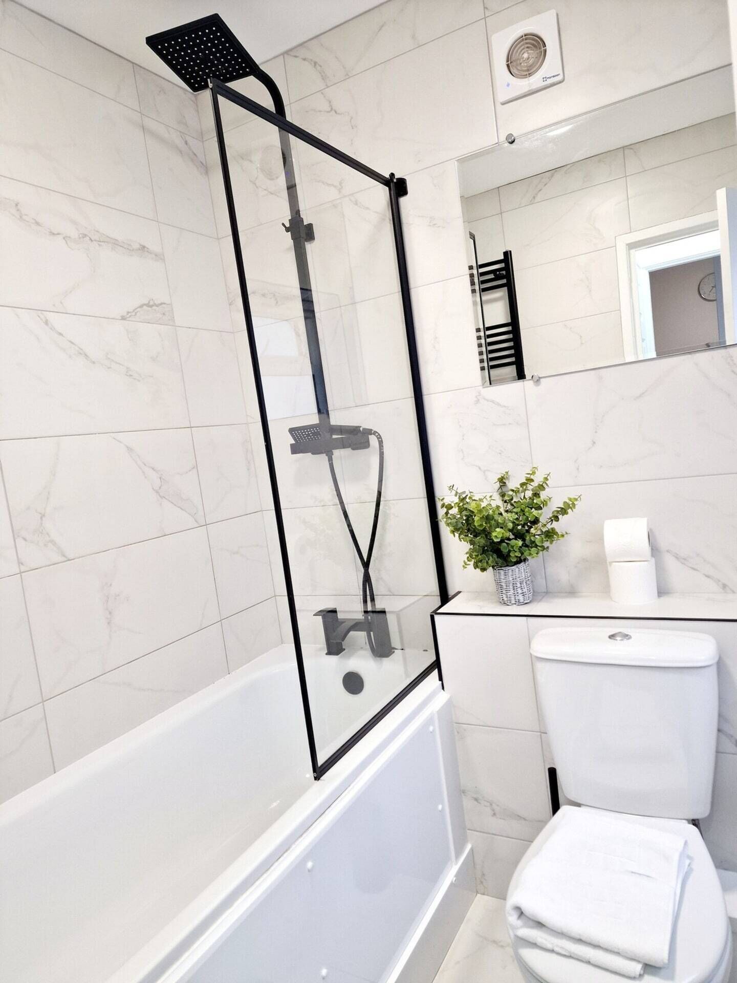 Basic House | Bathroom | Hair dryer, towels, soap, shampoo