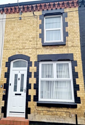 Basic House | Exterior - Fantastic Home! Football Fans -5 min to Stadium (Liverpool)