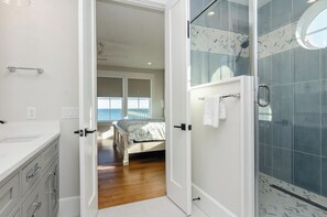 6 bedrooms, desk, iron/ironing board, WiFi