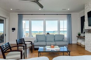 Smart-TV, Kamin, Tischfußball