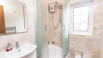 Rumah | Kamar mandi | Shower, pengering rambut, dan handuk