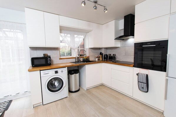 House | Private kitchen | Fridge, microwave, oven, stovetop