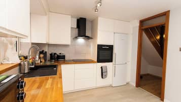 House | Private kitchen | Fridge, microwave, oven, stovetop