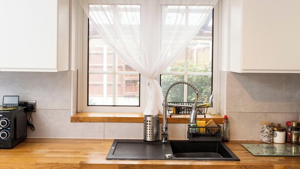 A kitchen with a window, a sink, a coffee machine, and a window seat. - 5 Guests - 2-bed House - Bbq - Free Parking (Norwich)