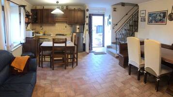 House, 3 Bedrooms, Smoking, Balcony | Lounge