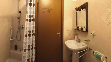 House, 3 Bedrooms, Smoking, Balcony | Bathroom