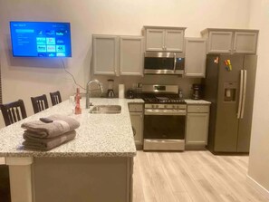 Kjøleskap, mikrobølgeovn, oppvaskmaskin og hurtigmikser