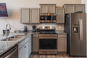 Fridge, microwave, oven, stovetop - •Wacissa Lookout View - Wine, GameRoom, HotTub• (Colorado Springs)