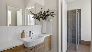 Shower - 7 Union Road, Normanville - Free WIFI (Normanville)