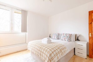 基础公寓 | 3 多间卧室、笔记本电脑工作区、熨斗/熨衣板、床单