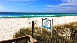 Une plage avec un panneau indiquant « Poste de surveillance maritime ».