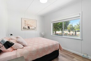 4 bedrooms, WiFi, bed sheets - Golden Barrel - 4x2 in the heart of Lancelin! (Lancelin)