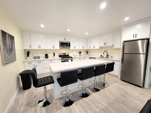 KĂŒhlschrank, Mikrowelle, Ofen, Herdplatte