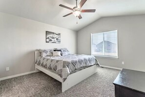 4 dormitoris, planxa i posts de planxar, wifi i roba de llit 