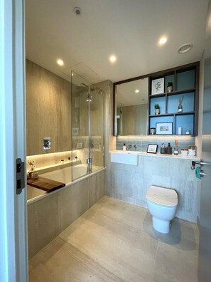 Apartment | Bathroom | Combined shower/tub, deep soaking tub, hair dryer, towels - Designer Penthouse Panoramic Views London 2 Beds (London)