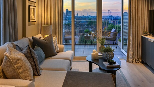 A modern living room with a sofa, a coffee table, and a TV. - Designer Penthouse Panoramic Views London 2 Beds (London)