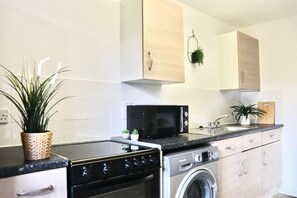 Apartment | Private kitchen | Fridge, microwave, oven, stovetop - Stunning 1 Bedroom Apartment in Central London (London)