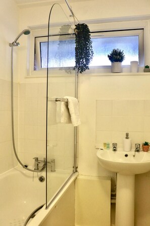 Apartment | Bathroom | Combined shower/tub, deep soaking tub, free toiletries, hair dryer