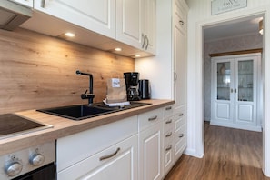 Kjøleskap, ovn, kokeplater og oppvaskmaskin