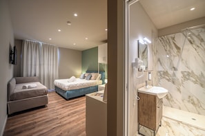 Quarto triplo luxo | Quartos à prova de som, Wi-Fi de cortesia
