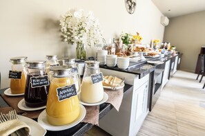 بوفيه فطور مجانًا يوميًا