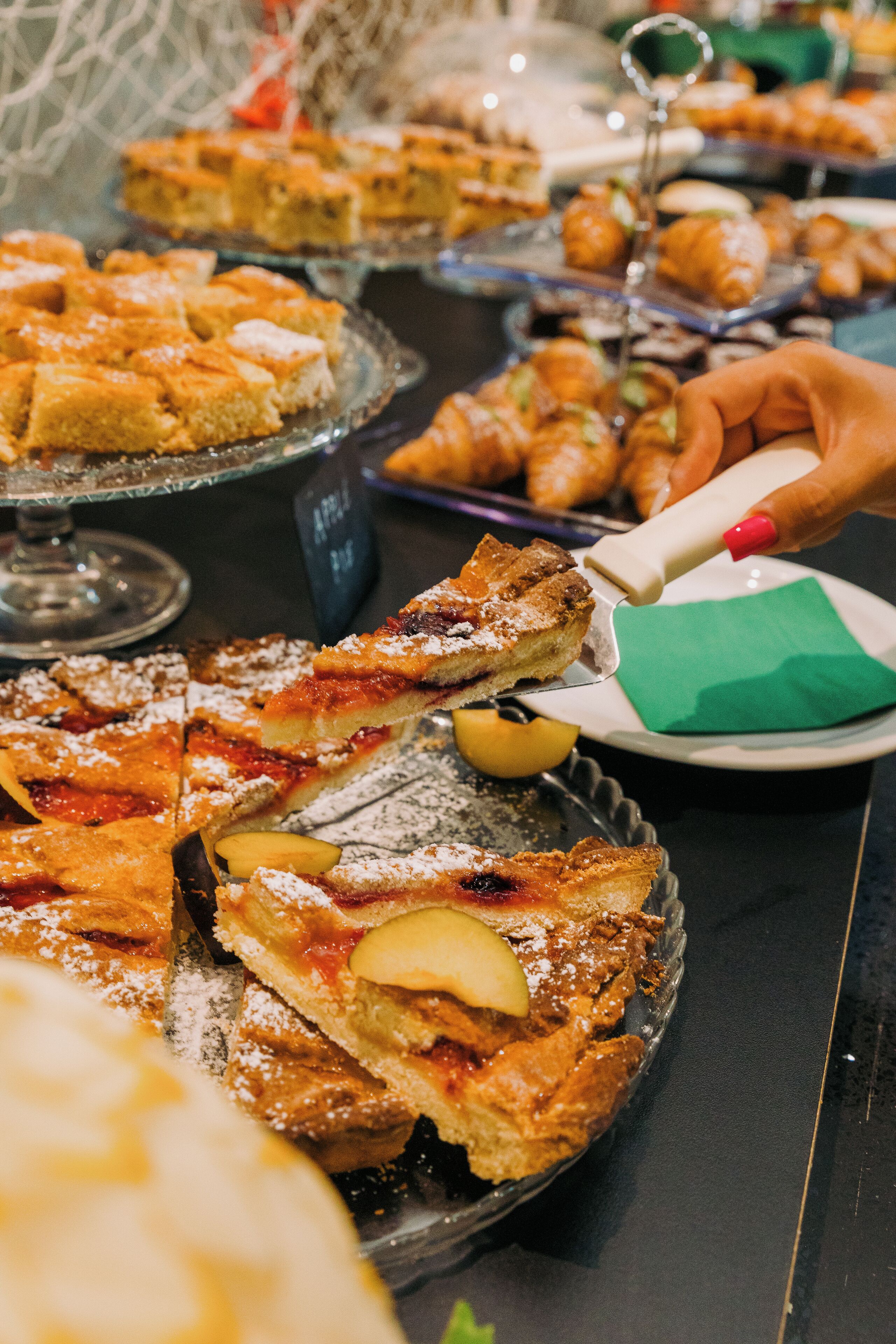 Een buffet met diverse desserts, waaronder taarten en gebak.